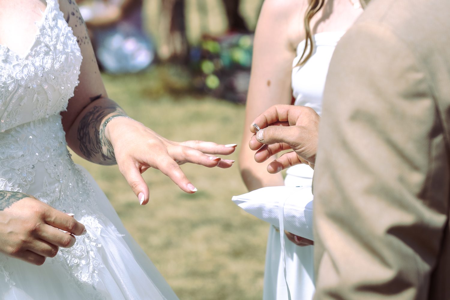 Portrait de couple naturel lors d’un mariage à Angers