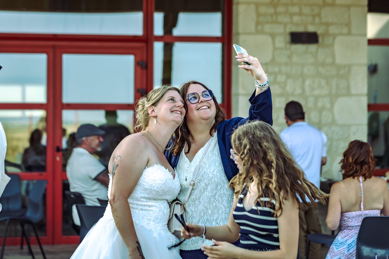 Invités et moments spontanés pendant un mariage à Angers