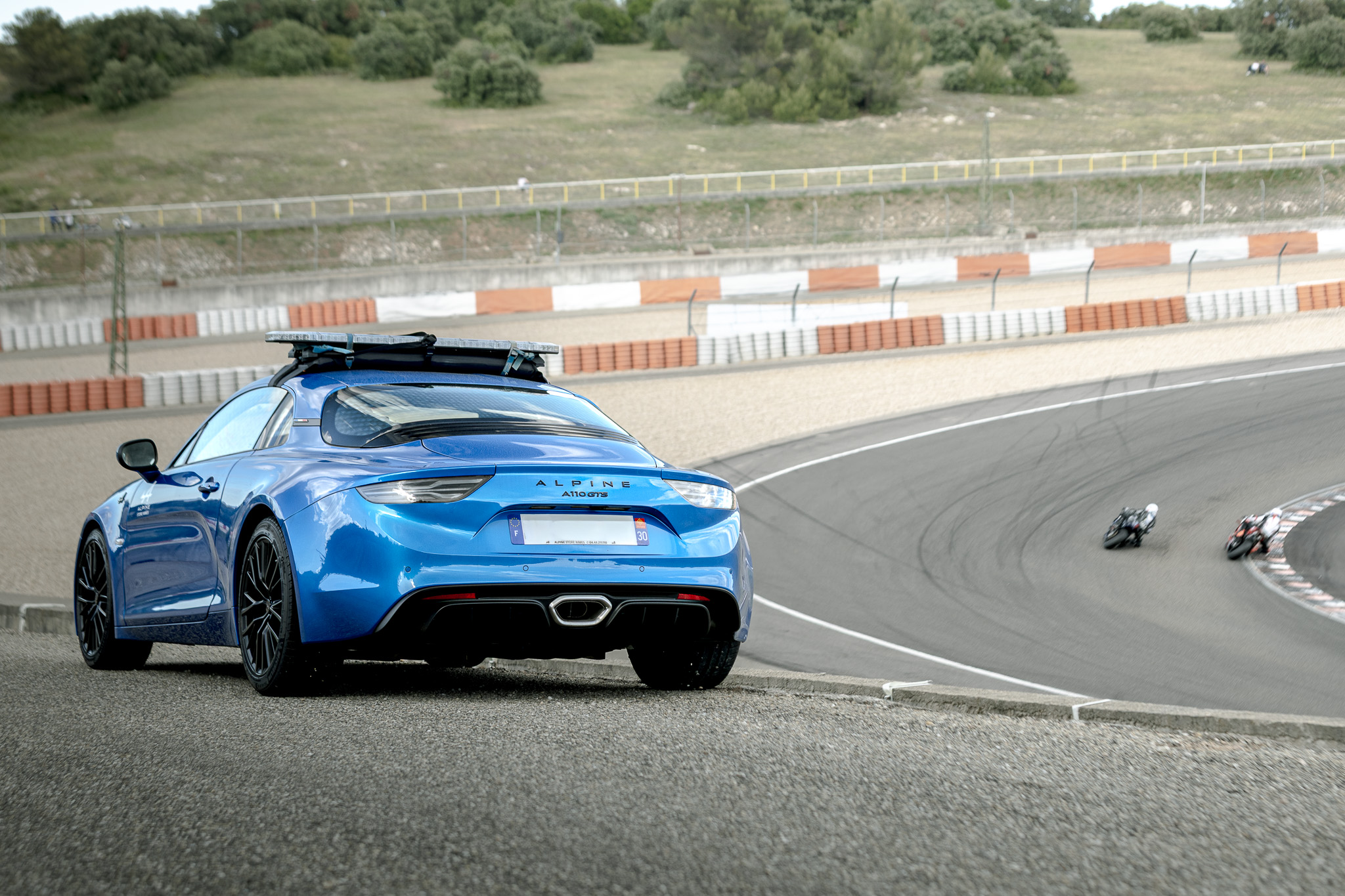 Photographie arrière d’une Alpine A110 pendant une opération de lancement automobile
