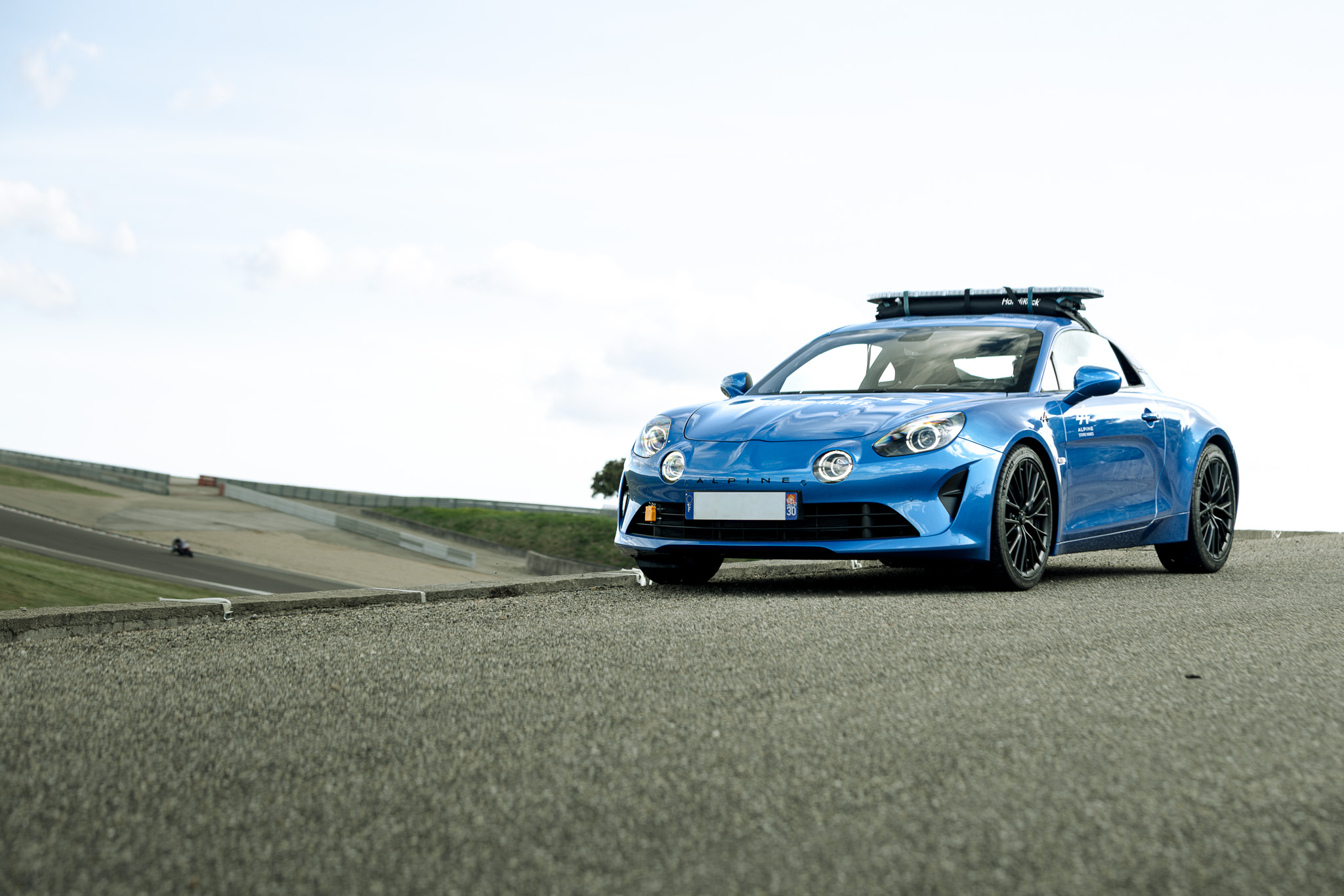 Photographe lancement automobile - Alpine A110 bleue présentée sur circuit