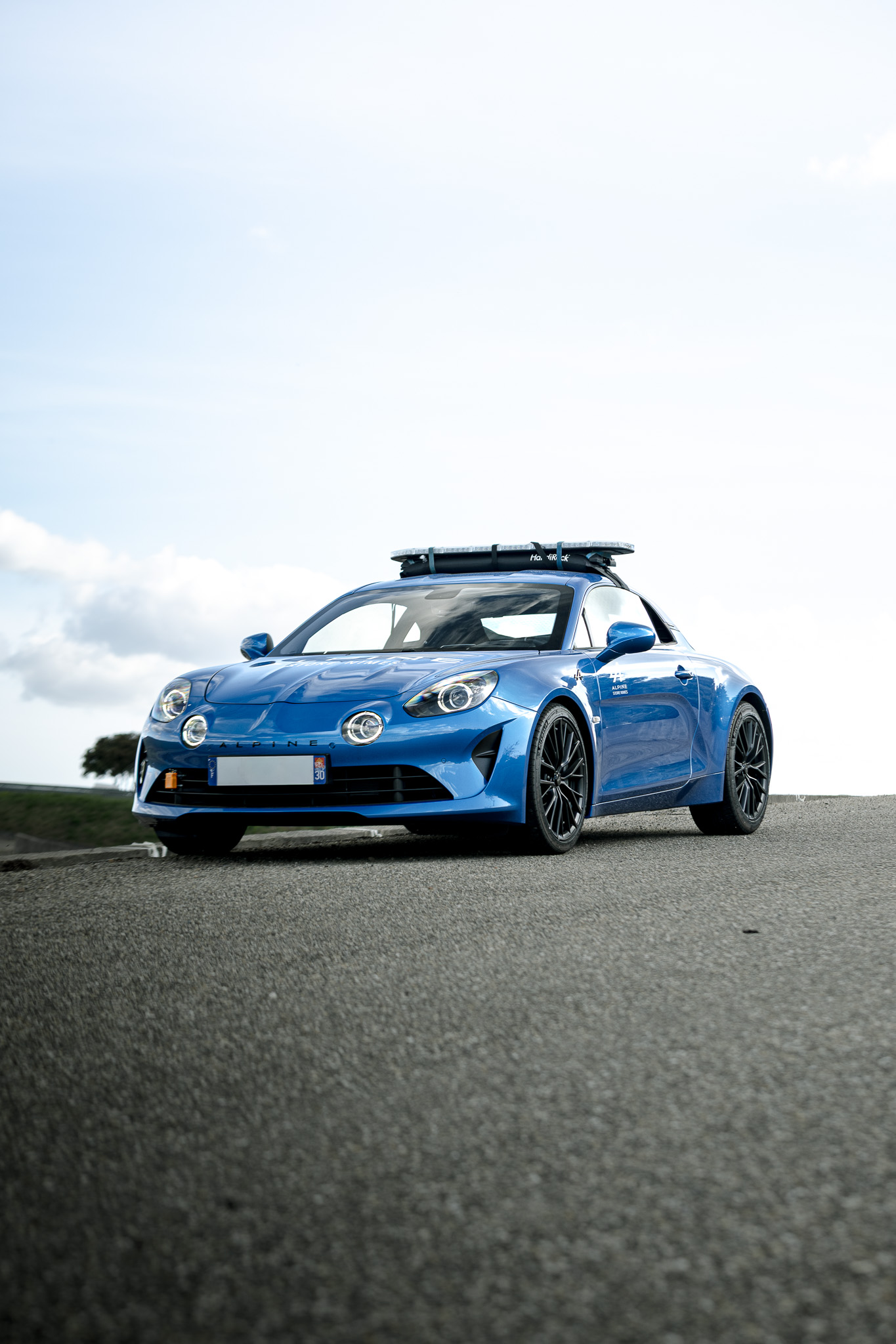Photo verticale d’une Alpine A110 pour lancement automobile et réseaux sociaux