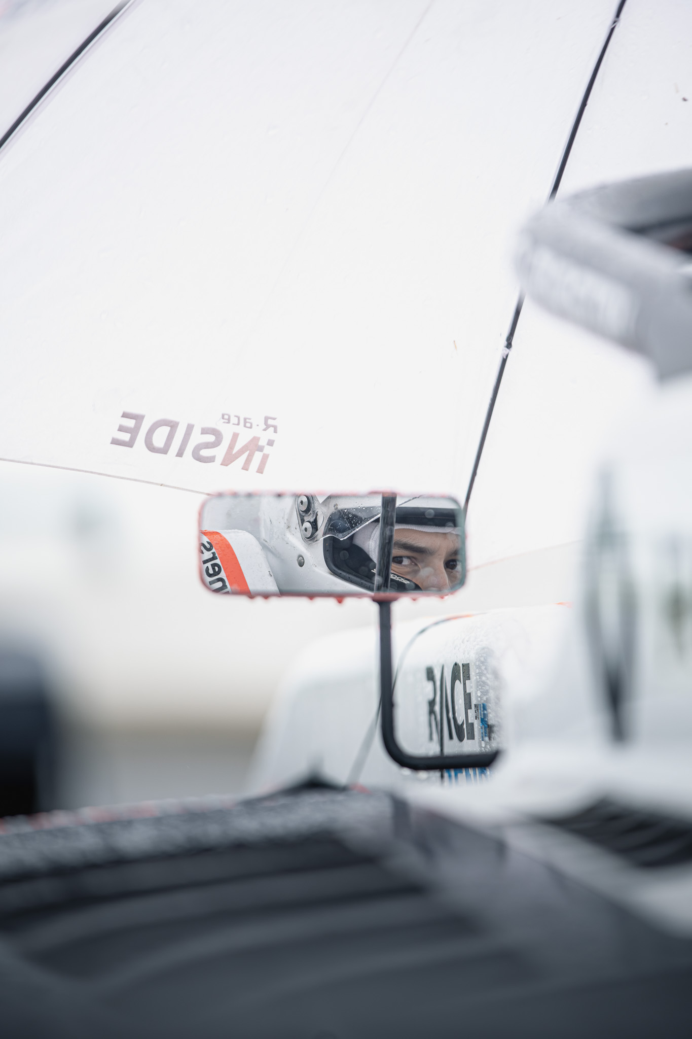 Photographe F1 - regard du pilote dans le rétroviseur de la monoplace