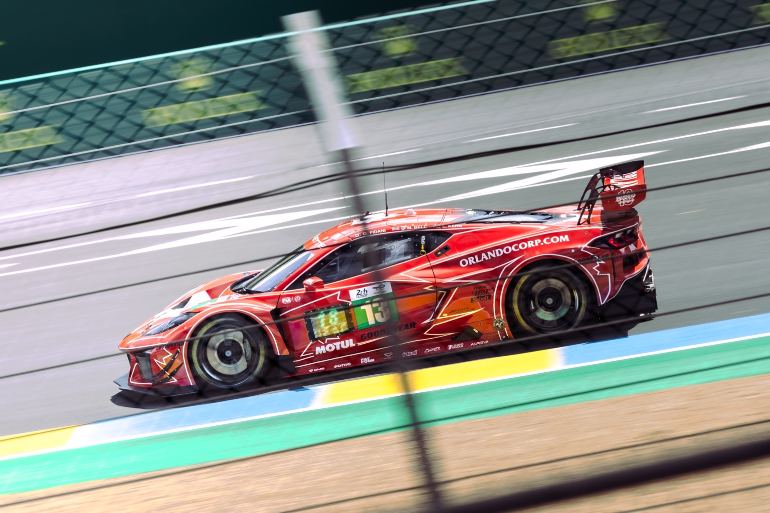 Image FFSA GT - GT en vitesse avec effet de mouvement sur circuit