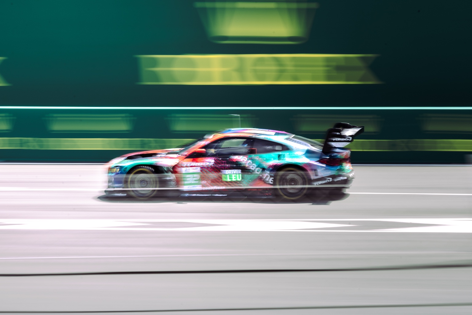 Photo FFSA GT - voiture GT en filé dynamique pour team et sponsor