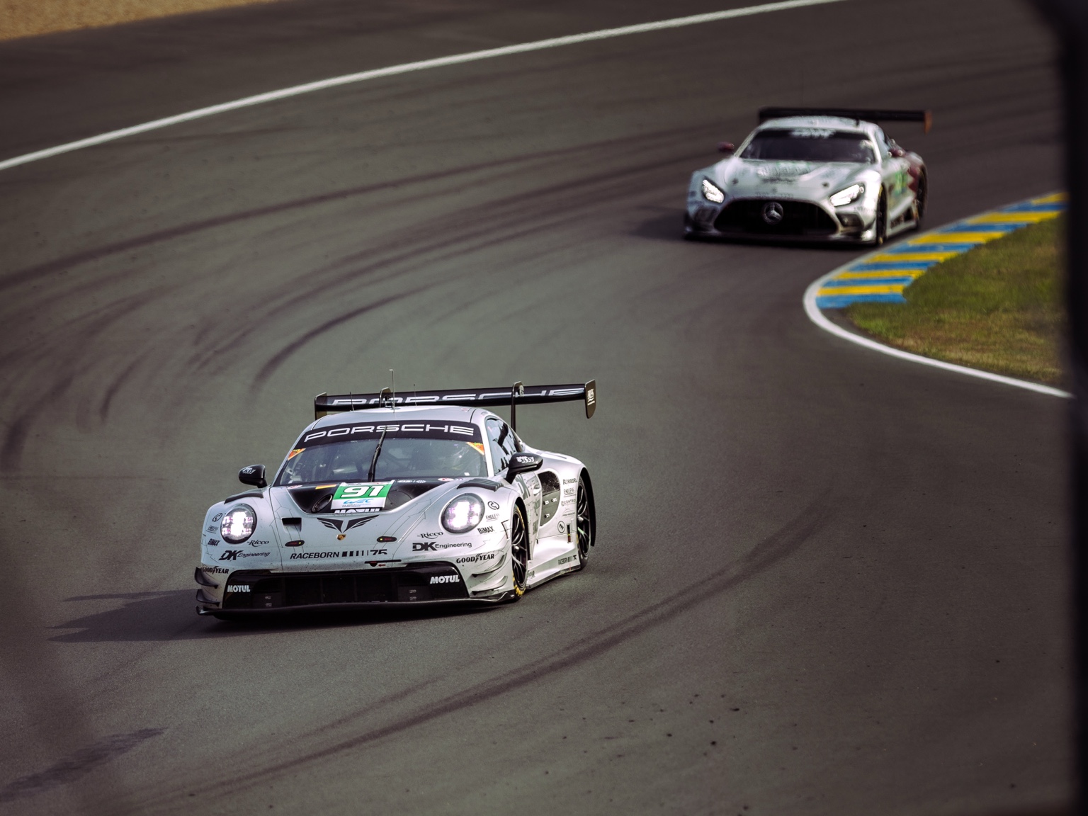 Photographie FFSA GT - voitures GT en bataille sur circuit