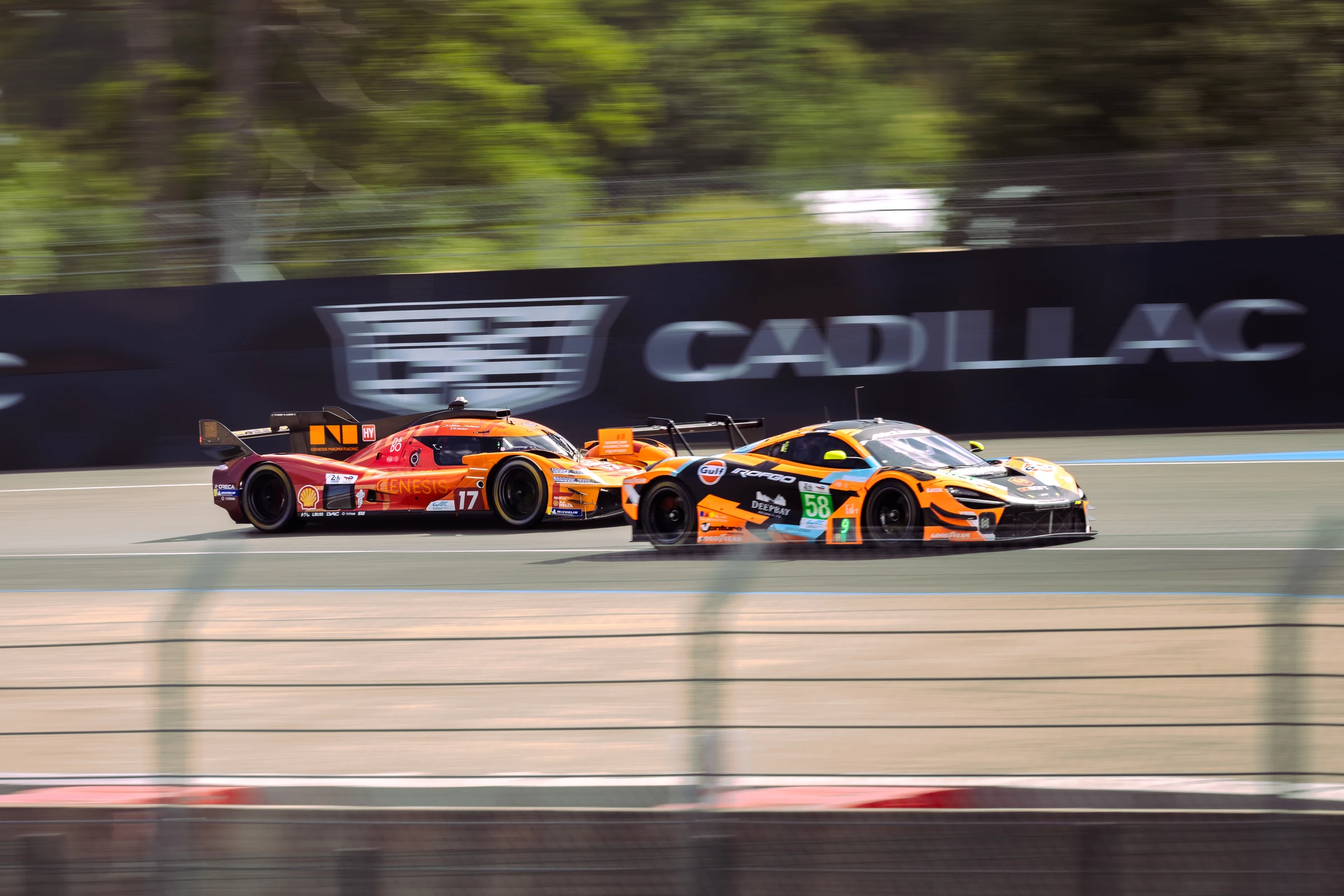 Photographe WEC - Hypercar photographiée en action sur circuit