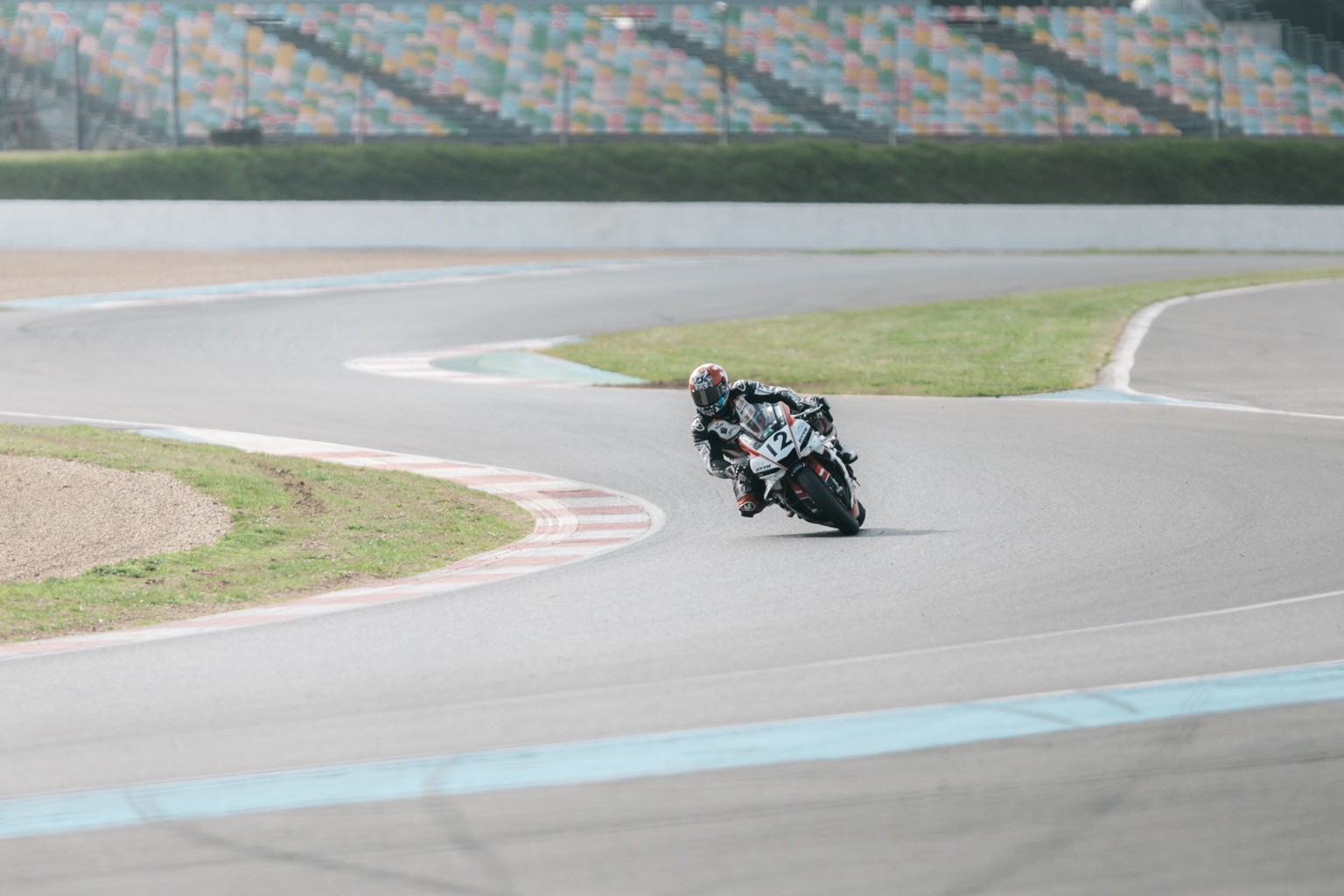 Reportage paddock Course moto pour pilote, team et sponsor